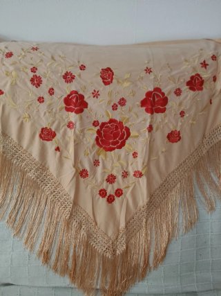 Mantón bordado flores rojas y beige