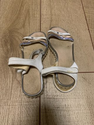 Chanclas doradas y blancas