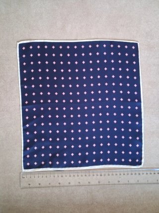 Pañuelo Hackett Azul con Diamantes Rosas