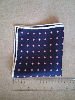 Pañuelo Hackett Azul con Diamantes Rosas