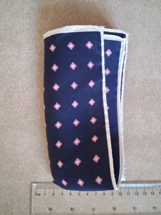Pañuelo Hackett Azul con Diamantes Rosas