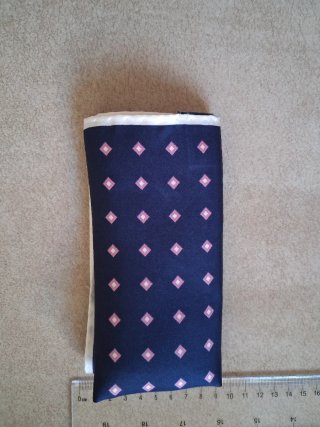 Pañuelo Hackett Azul con Diamantes Rosas