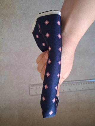 Pañuelo Hackett Azul con Diamantes Rosas