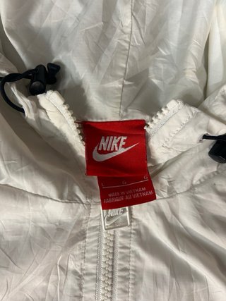 Cortavientos Nike blanca y negra.