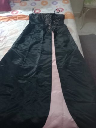 Vestido negro con detalles rosas
