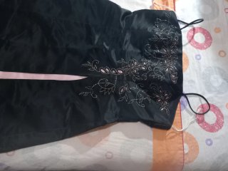 Vestido negro con detalles rosas