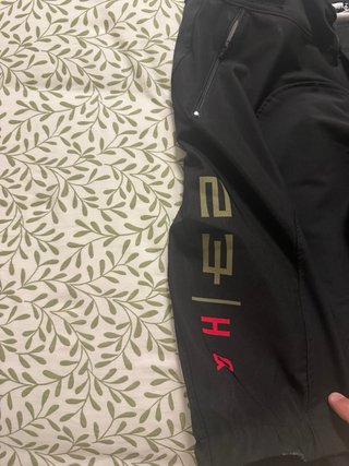 Pantalón Enduro 23HQ talla L . Yo tengo 42