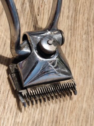 Antigua maquinilla de barbero manual EL FÉNIX
