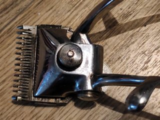Antigua maquinilla de barbero manual EL FÉNIX