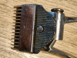 Antigua maquinilla de barbero manual EL FÉNIX