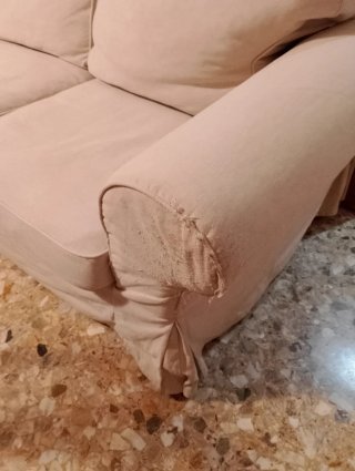 Sofá de 3 plazas beige con cojín verde