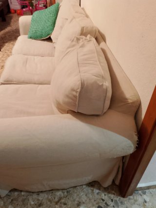 Sofá de 3 plazas beige con cojín verde