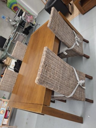 Mesa de comedor y 4 sillas de mimbre
