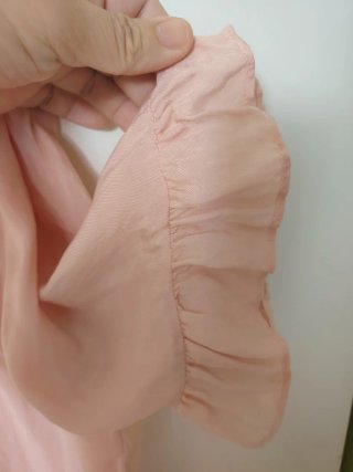 Blusa ligera Sandro rosa claro, con flor en el cue