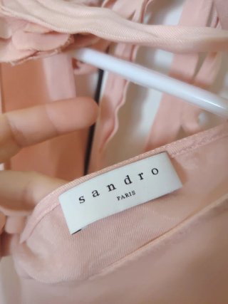 Blusa ligera Sandro rosa claro, con flor en el cue