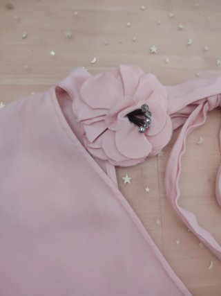 Blusa ligera Sandro rosa claro, con flor en el cue