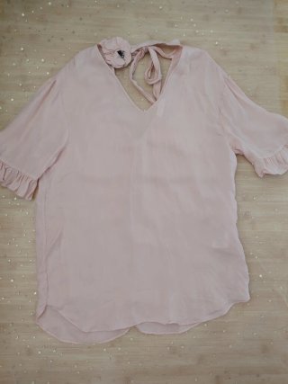 Blusa ligera Sandro rosa claro, con flor en el cue