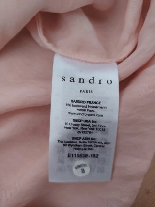 Blusa ligera Sandro rosa claro, con flor en el cue