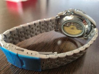 Reloj plateado con correa metálica automático