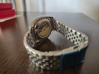 Reloj plateado con correa metálica automático