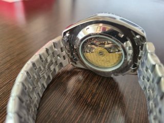 Reloj plateado con correa metálica automático