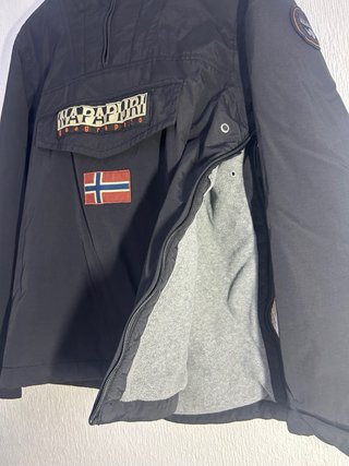 Chaqueta Napapijri Negra con Capucha