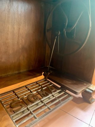 Máquina de coser SIGMA a pedal con mueble