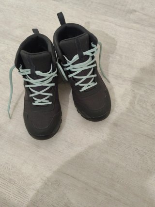 Botas de senderismo negras y turquesa