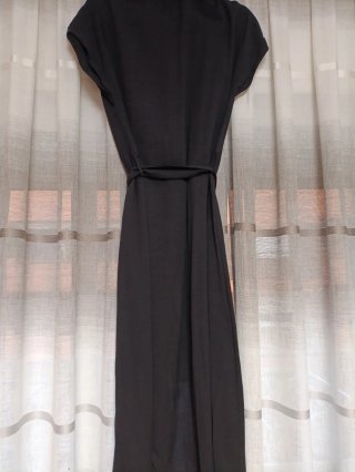 Vestido negro con cinturón y botones
