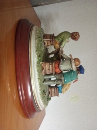 Figura de porcelana niños jugando
