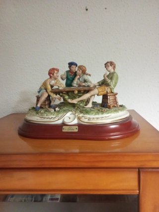 Figura de porcelana niños jugando