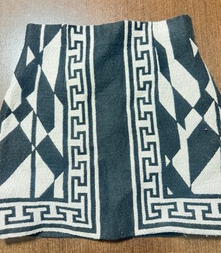 Falda corta con estampado geométrico