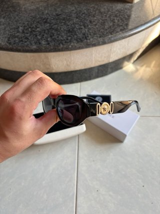 Occhiali da sole Versace neri e oro