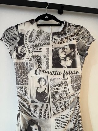 Vestido estampado periódico