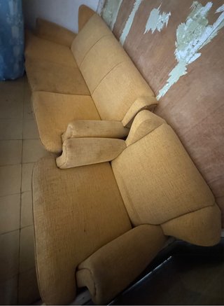 Sofá de tela amarillo. NEGOCIABLE!