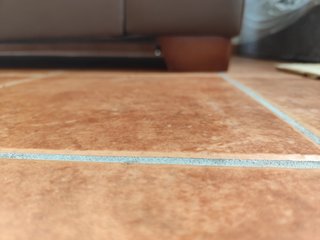 Sofá grande beige y marrón 210 cm – con desgaste