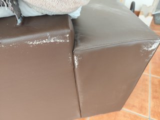 Sofá grande beige y marrón 210 cm – con desgaste