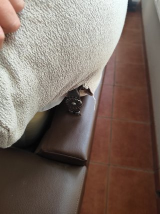 Sofá grande beige y marrón 210 cm – con desgaste