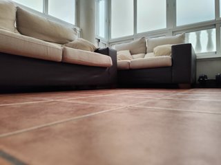 Sofá grande beige y marrón 210 cm – con desgaste