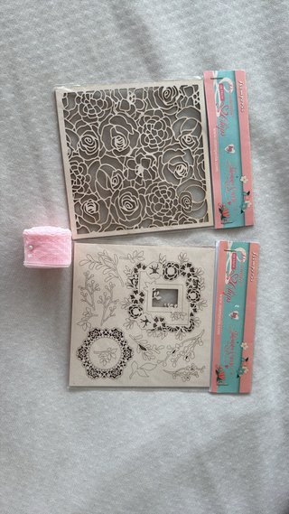 2 decoraciones madera fina + cinta scrap