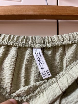 Pantalón verde de rayas
