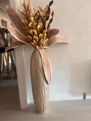 Jarrón de pie decorativo con flores