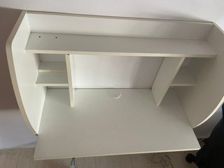Escritorio de pared blanco