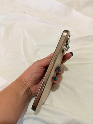 iPhone 16 Pro Max dorado