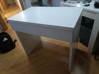 Escritorio blanco de madera