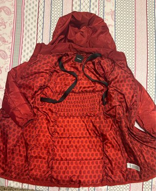 Abrigo rojo acolchado con capucha