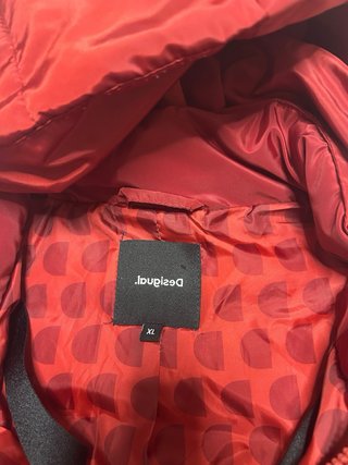 Abrigo rojo acolchado con capucha