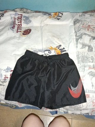 Bermudas Nike Negras con Logo Rojo