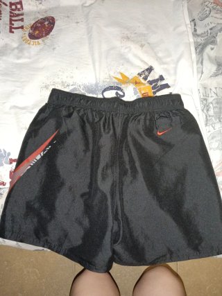 Bermudas Nike Negras con Logo Rojo