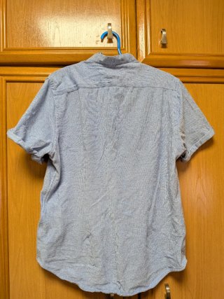 Camiseta tipo polo manga corta usada una sola vez